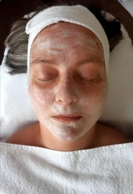 gezichtbehandeling bij schoonheidssalon